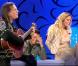 Loana se met à califourchon sur Mustapha El Atrassi dans La nuit nous appartient. Francis Lalanne lui chante une chanson !