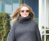 Rebecca Gayheart, sur le point d'accoucher d'un jour à l'autre, s'offre un café et un petit détour chez le coiffeur, le vendredi 19 février.