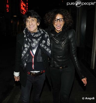 Ronnie Wood et sa nouvelle petite amie, la ravissante Ana Araujo, à Londres, le 19 février 2010 !