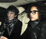 Ronnie Wood et sa nouvelle petite amie, la ravissante Ana Araujo, à Londres, le 19 février 2010 !