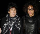 Ronnie Wood et sa nouvelle petite amie, la ravissante Ana Araujo, à Londres, le 19 février 2010 !