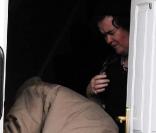 Susan Boyle sur le perron de sa porte accueille un livreur, à Blackburn, le 23 février 2010 !