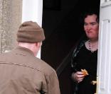 Susan Boyle sur le perron de sa porte accueille un livreur, à Blackburn, le 23 février 2010 !