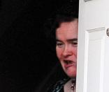 Susan Boyle sur le perron de sa porte accueille un livreur, à Blackburn, le 23 février 2010 !