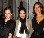 Charlotte Dellal au côté de la délicieuse Astrid Munoz ainsi que sa maman Andrea Dellal lors de la présentation de la collection de chaussures Charlotte Olympia Shoe par Charlotte Dellal le 23 février à Londres