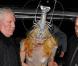 L'incroyable Lady GaGa se fait attaquer... par un homard ! Attention les yeux !