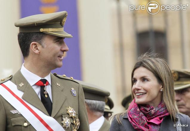 La princesse Letizia et son époux lors d'une cérémonie militaire en Espagne. Le 29 février 2010.