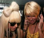 Paris Hilton et Lady Gaga ont été dans la même école catholique ! Aujourd'hui, elles n'ont plus que leur couleur de cheveux en commun... et encore !  