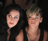 Katy Perry et Rihanna ont toutes les deux un goût prononcé pour les tenues excentriques et sexy. Alors quand les deux chanteuses dînent en tête à tête, c'est très Sex and The City !