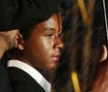 Jaafar Jackson, à gauche sur la photo, cousin des enfants de Michael Jackson avec son frère Jermajesty, et leur père Jermain en juillet 2009