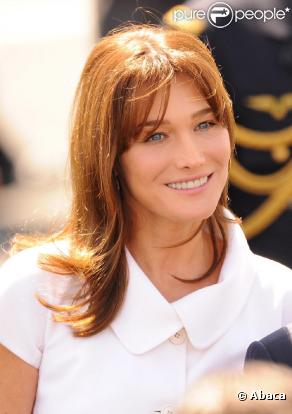 Carla Bruni lors des festivités du 14 juillet 2009 avec son sac Roger Vivier