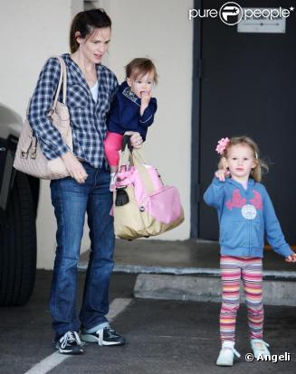 Jennifer Garnet et Seraphina vont chercher Violet à l'école (3 mars à Los Angeles)