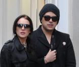 Lindsay Lohan se promène avec quelques amis rue du Faubourg Saint Honoré à Paris où elle se trouve actuellement pour la Fashion Week le 5 mars 2010  