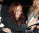 Hayden Panettiere, tout sourire, devant ses fans à qui elle signe des autographes avant d'aller au Château Marmont le 3 mars 2010