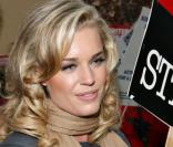 Rebecca Romijn qui joue Alexis Meade dans Ugly Betty a soutenu la grève des scénaristes