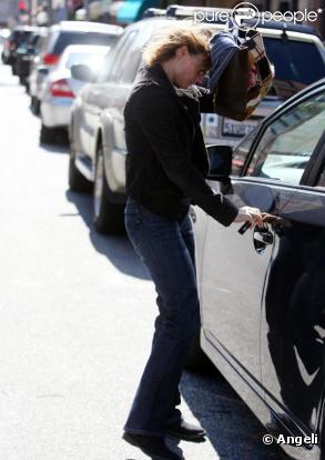 Jodie Foster, photographiée dans les rues de Los Angeles, le 9 mars, conduisant sa voiture... et tentant d'échapper aux paparazzi.