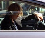 Jodie Foster, photographiée dans les rues de Los Angeles, le 9 mars, conduisant sa voiture... et tentant d'échapper aux paparazzi.