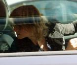 Jodie Foster, photographiée dans les rues de Los Angeles, le 9 mars, conduisant sa voiture... et tentant d'échapper aux paparazzi.