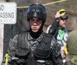Nick et Joe Jonas (Jonas Brothers) se sont offert une partie de paintball à Los Angeles, le 28 février.