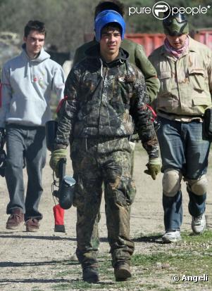 Nick et Joe Jonas (Jonas Brothers) se sont offert une partie de paintball à Los Angeles, le 28 février.