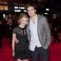 Robert Pattinson enlace la magnifique Emilie de Ravin... devant la petite bombe Holly Valance !