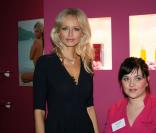 Adriana Karembeu était très en forme afin de promouvoir sa ligne de cosmétiques à Paris