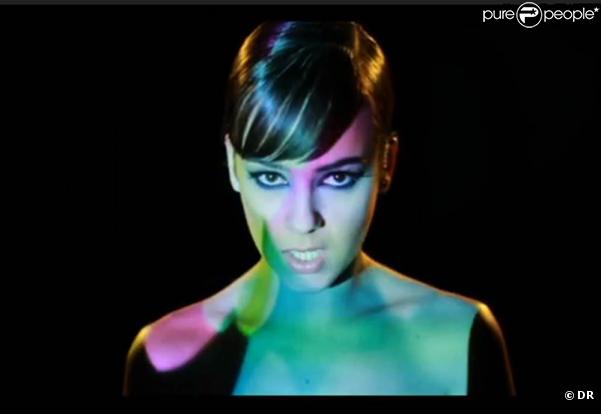 Alizée dévoilera le 29 mars 2010 son nouvel album,  Une Enfant du siècle  : mais, déjà, elle irradie, insaisissable pin-up, le clip de  Les Collines