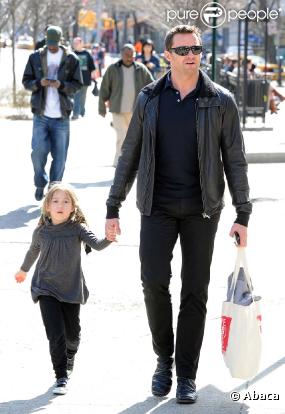 Hugh Jackman à la sortie de l'école pour récupérer sa petite Ava, à New York, le 18 mars 2010 !