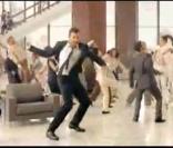 Hugh Jackamn dans un numéro digne de Broadway pour la marque Lipton Iced Tea !