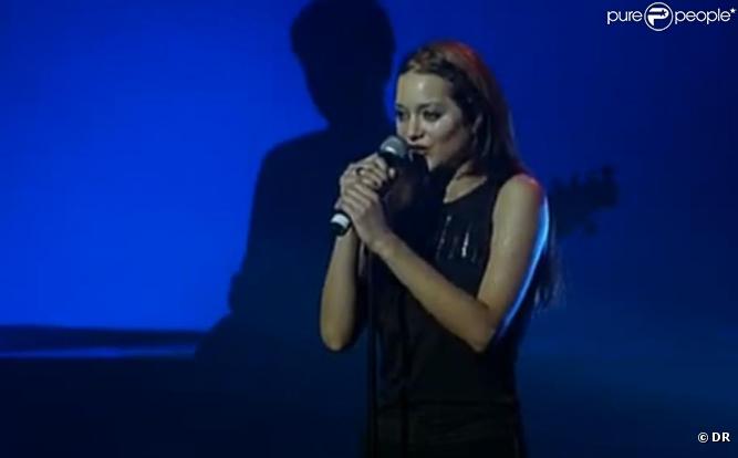 En 2000, Marion Cotillard interprétait la chanson  Fille de joie , devant une foule en délire, dans le film  Les Jolies Choses .