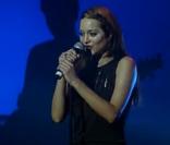En 2000, Marion Cotillard interprétait la chanson  Fille de joie , devant une foule en délire, dans le film  Les Jolies Choses .