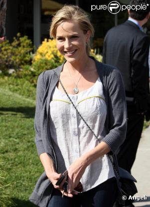  Julie Benz de Dexter et Desperate Housewives se promène avec son ami à Los Angeles le 20 mars 2010 