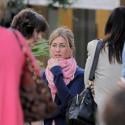 Jennifer Aniston casse le mythe : cheveux attachés, lunettes, gilet, écharpe... On la préfère au bras de Gerard Butler !