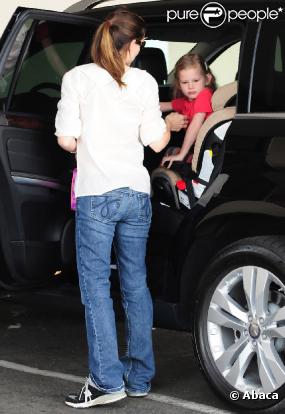 Jennifer Garner et sa fille ainée Violet (22 mars 2010 à Los Angeles)