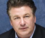 Alec Baldwin apposera sa signature sur un lapin or Lindt en porcelaine  qui sera vendu aux enchères au profit de la lutte contre l\'autisme.
