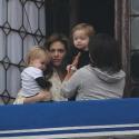 Angelina Jolie se montre enfin avec Knox et Vivienne : on sait désormais qui est qui, du côté des jumeaux !
