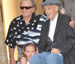 Dennis Hopper, très affaibli par un cancer de la prostate en phase terminale, s'est malgré tout déplacé pour découvrir son étoile sur Hollywood Boulevard...
