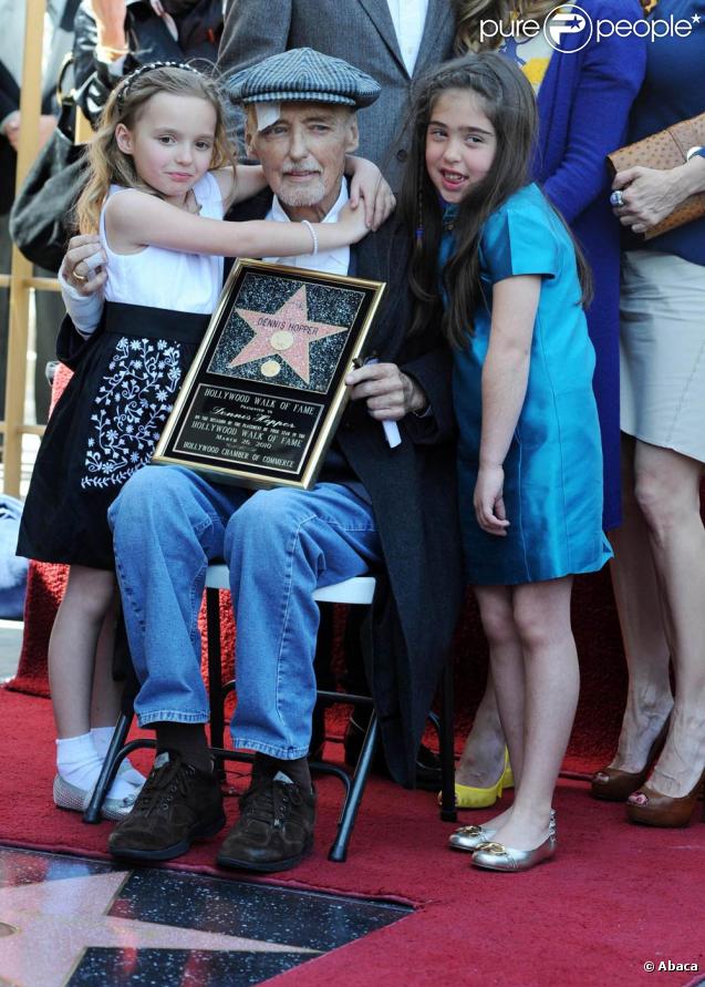 Le 26 mars 2010, Dennis Hopper, affaibli par son cancer, recevait son étoile sur Hollywood boulevard
