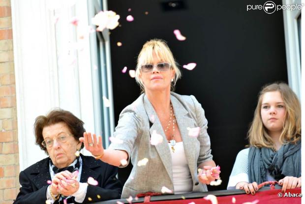 Anna Banderas, Melanie Griffith et Stella Banderas, au balcon à l'occasion des festivités de la Passion Week de Malaga, en Andalousie, au sud de l'Espagne, le 28 mars 2010.