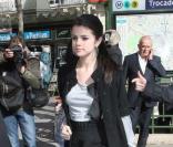 Selena Gomez se remet de sa lourde journée promo en se rendant dans un salon de thé parisien, place du Trocadéro, jeudi 1er avril.