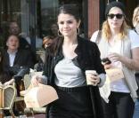 Selena Gomez se remet de sa lourde journée promo en se rendant dans un salon de thé parisien, place du Trocadéro, jeudi 1er avril.
