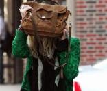 Mary-Kate Olsen se cache derrière son sac pendant que sa soeur Ashley fait un peu de shopping avant de rentrer chez elle le 1er avril 2010