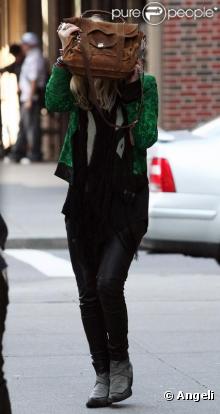 Mary-Kate Olsen se cache derrière son sac pendant que sa soeur Ashley fait un peu de shopping avant de rentrer chez elle le 1er avril 2010