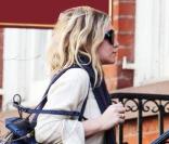 Mary-Kate Olsen se cache derrière son sac pendant que sa soeur Ashley fait un peu de shopping avant de rentrer chez elle le 1er avril 2010