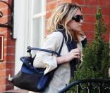 Mary-Kate Olsen se cache derrière son sac pendant que sa soeur Ashley fait un peu de shopping avant de rentrer chez elle le 1er avril 2010