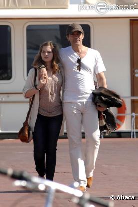 Antonio Banderas, Melanie Griffith et leur fille Stella. Le trio fait une balade ensoleillée en Espagne. 3/04/2010