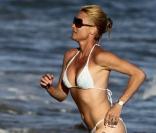 Nicollette Sheridan sur la plage de Malibu en août 2009<br />