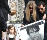 Tanelle et Sasha, fille de Filip Nikolic, aux obsèques du défunt, en septembre 2009.<br />