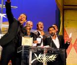 L'équipe du film Indigènes à Cannes, dont Sami Bouajila, Roschdy Zem et Jamel Debbouze, recevant le prix d'interprétation 
