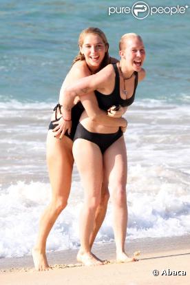 Ke$ha barbote avec une amie sur une plage de Sydney, mars 2010 !